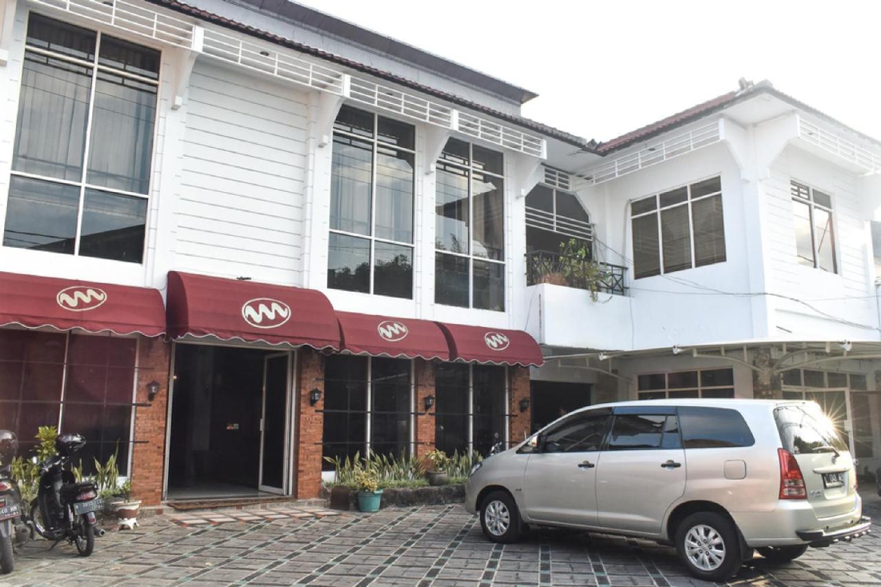 เรดดอร์ซ เนียร์ กัมปุง วาร์นา วาร์นี Hotel มะลัง ภายนอก รูปภาพ